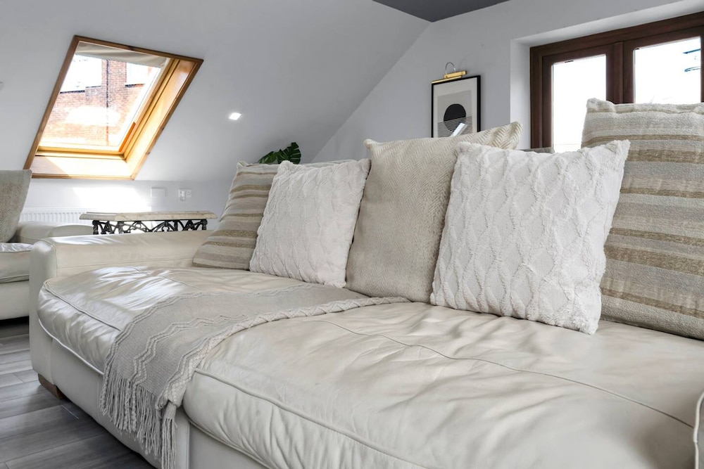 Luxury Penthouse Suite - Swansea Central - Beach