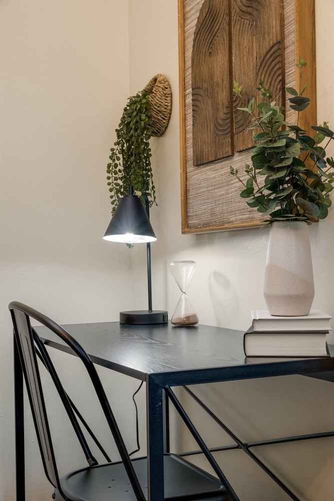 Stylish Sanctuary Near Emu: Ideal For Med Students 2 Bedroom Apts