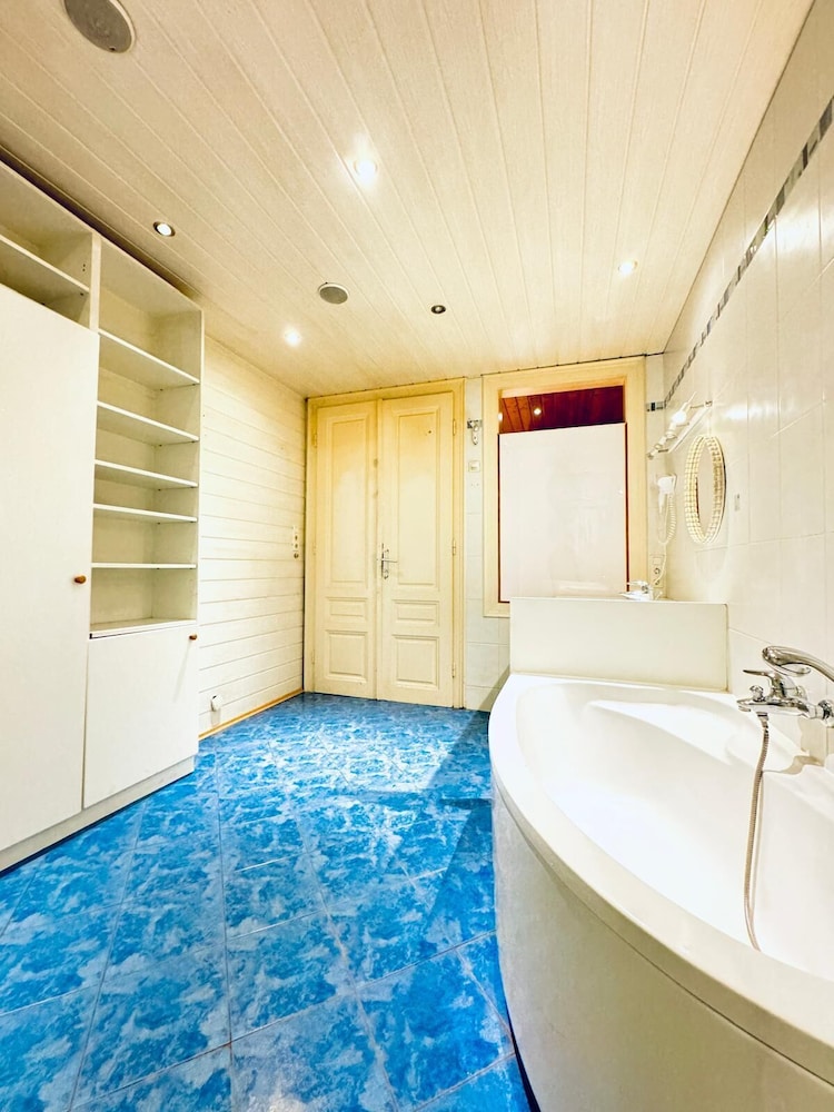 Cozy 4BR Apt for 12P Near FAC Platz