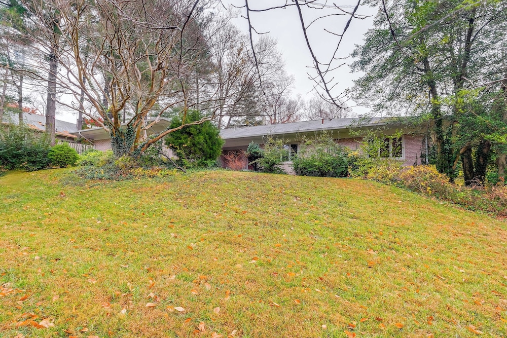 9 Mi to National Mall: Spacious Bethesda Retreat!