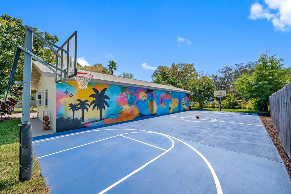 Luxury Retreat: Pool, Games, Basketball & More!