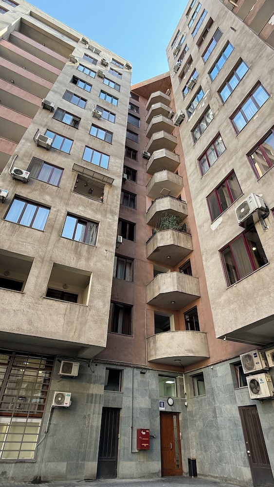 Comfortable apartments on Northern Avenue by Sweet Home