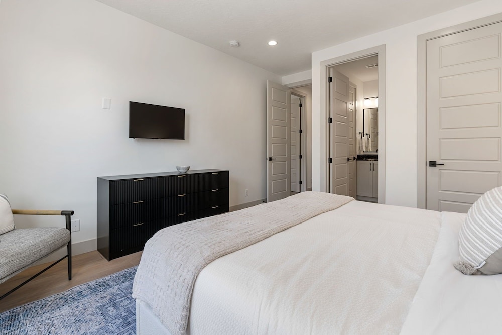 The Fish Bowl 6 Bedroom Townhouse