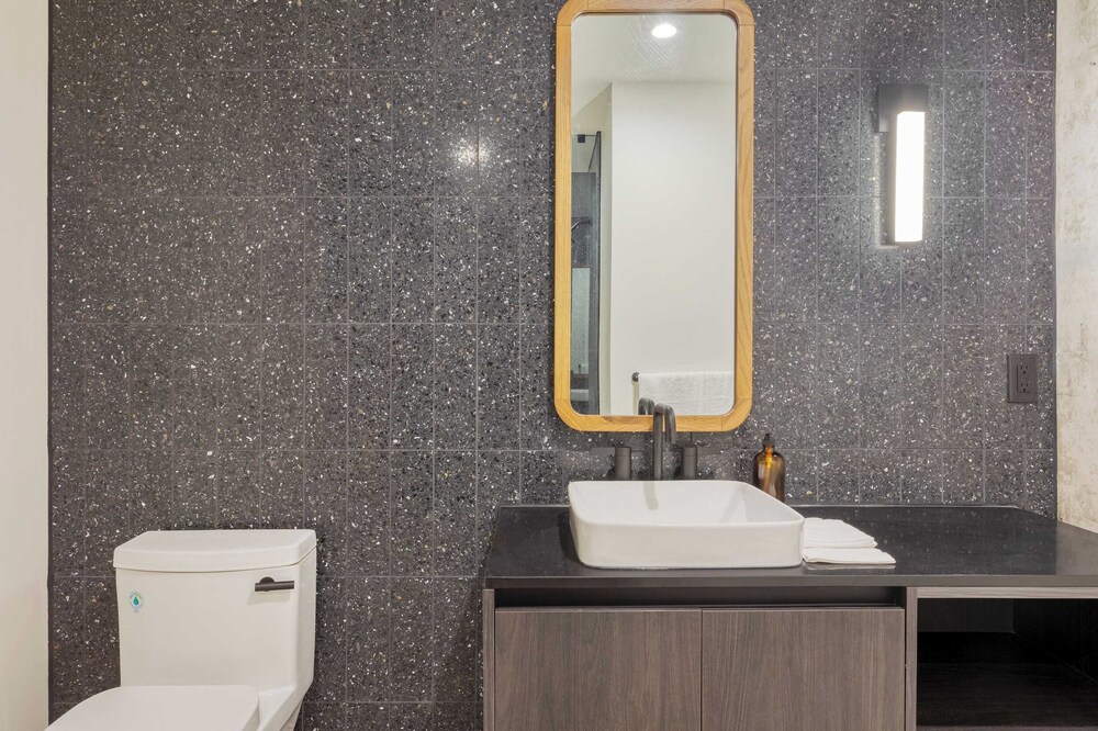 New Austin High Rise w/ Luxe Amenities Rooftop Pool, Gym, Yoga Studio & More!