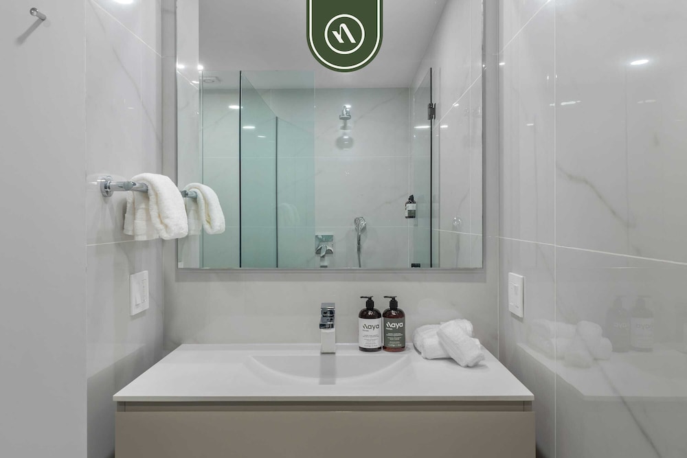 Luxury 2 BR Condo With Dream Pools - Beach - Art