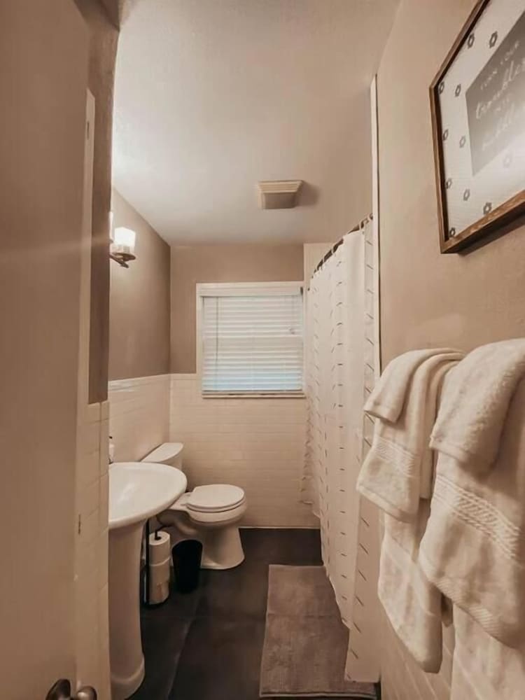 The Burrow-Cozy 3 BDRM HM - Free Parking