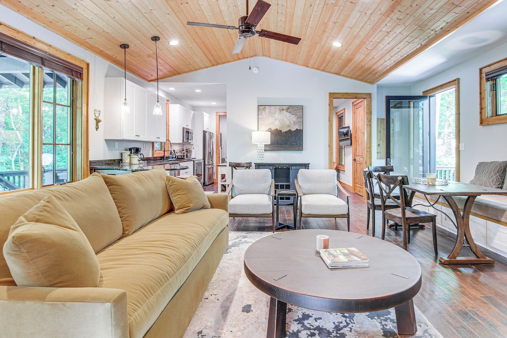 Chinquapin Escape: Resort Perks, By Lake Glenville