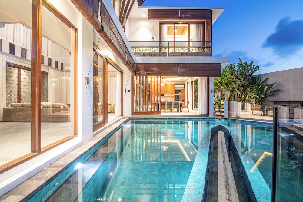 5-br Beach Villa in Canggu Overlooking Rice Fields
