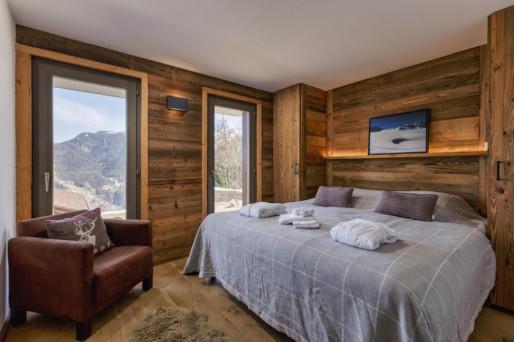Chalet Capricorne -impeccable Ski in out Chalet With Sauna and Views