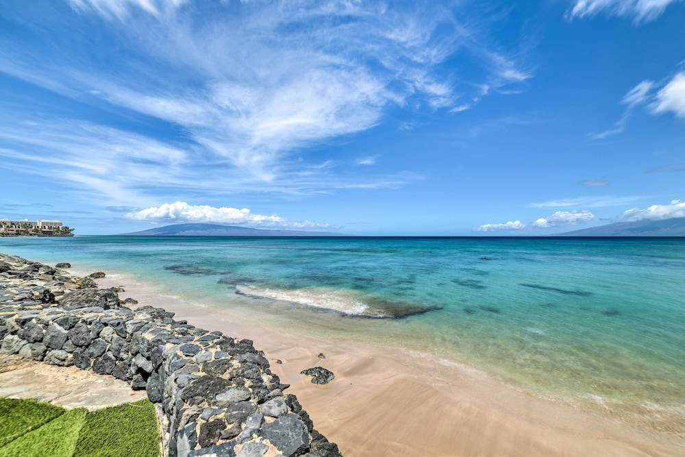 Beachfront Condo: Sunset Views & Pool Access! view 4