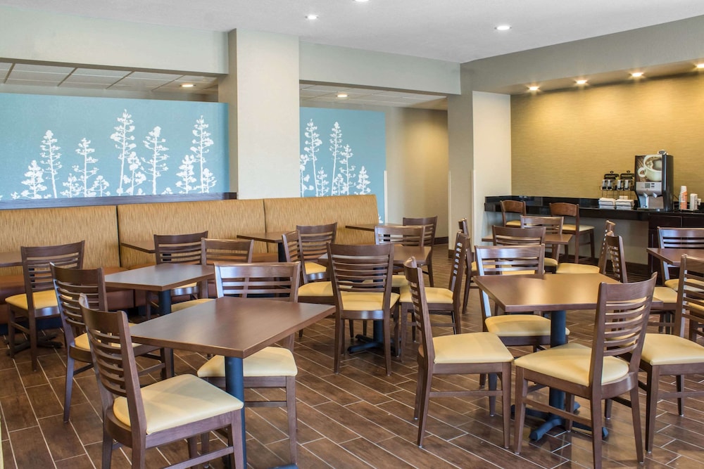 Sleep Inn Suites Fort Dodge - Property Image 16