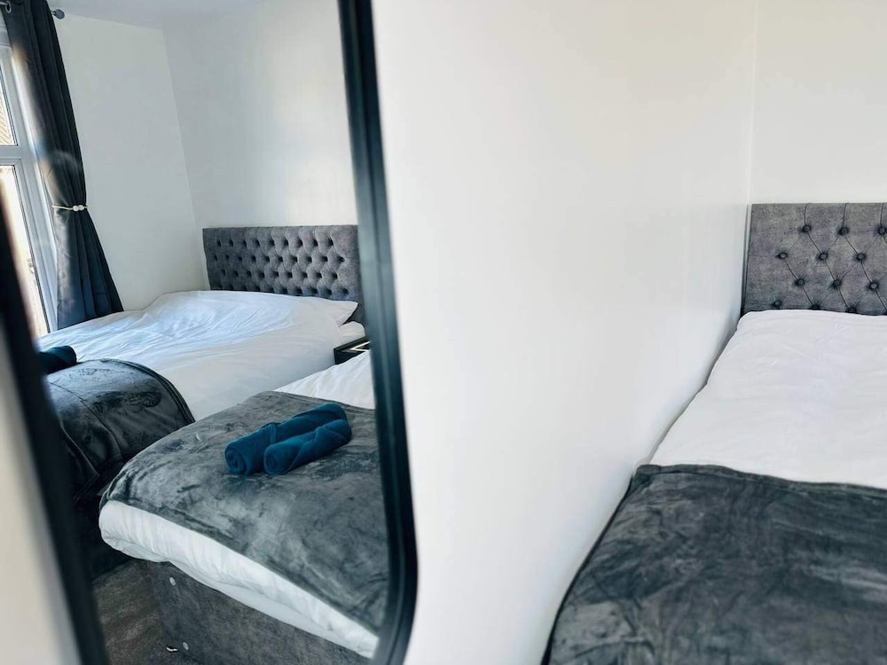Southsea 5-bed Seaside Retreat- Sleeps 11 & Garden