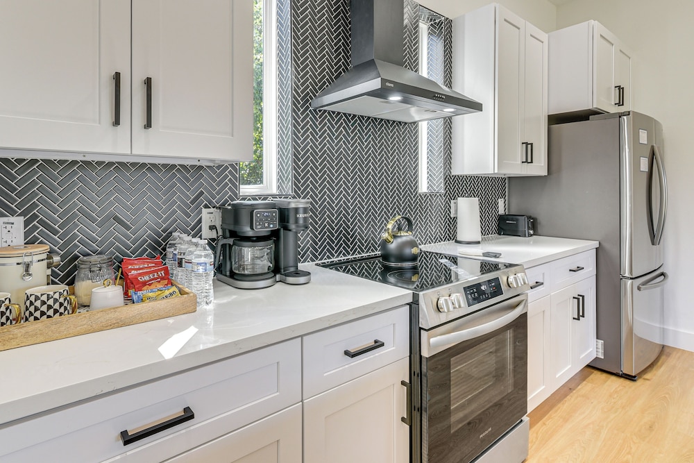 2 Mi to Dtwn Houston: Stylish Retreat w/ Balcony