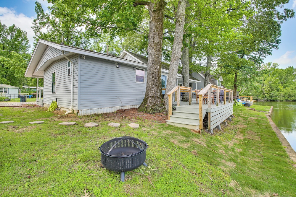 Waterfront Home on Lake Hamilton w/ Dock & 2 Decks view 4