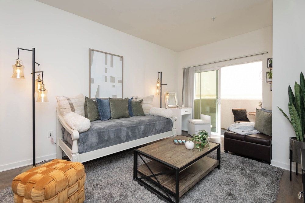 Hollywood Apartment Near Walk of Fame