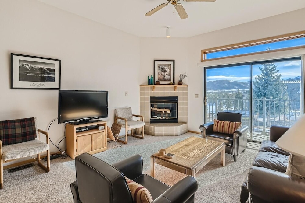 Lake Forest 201f 2 Bedroom Condo by RedAwning