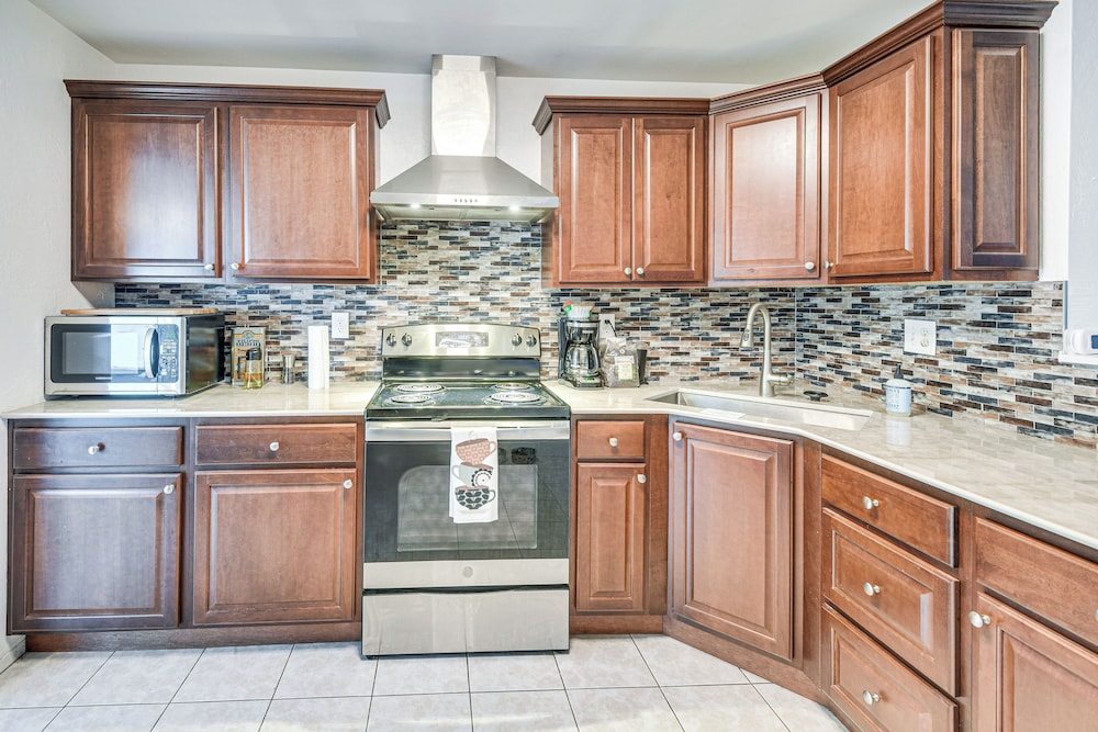 Walk to Ocean: Cozy Home w/ Yard in Ormond Beach!