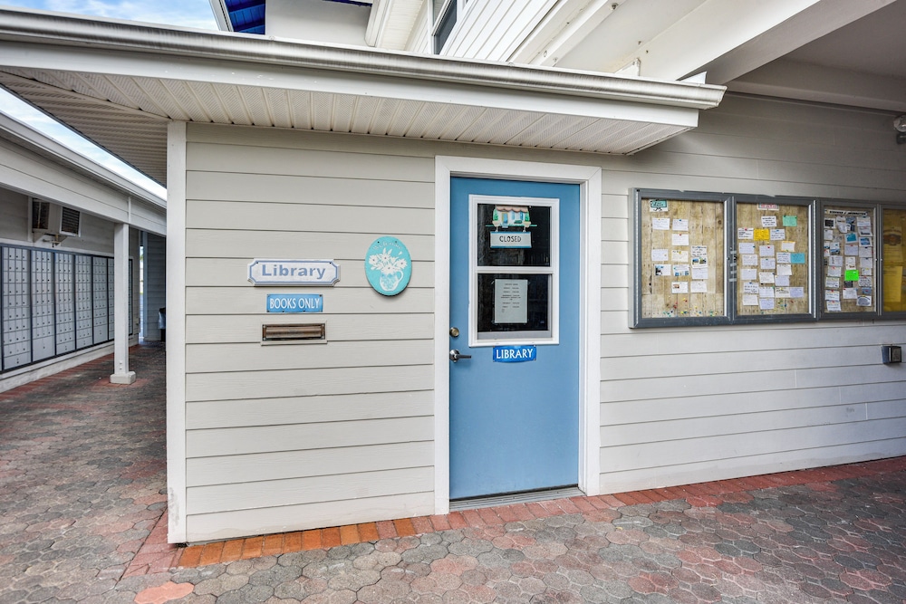 Ocean Access, Mini Golf & Pools: Jensen Beach Gem