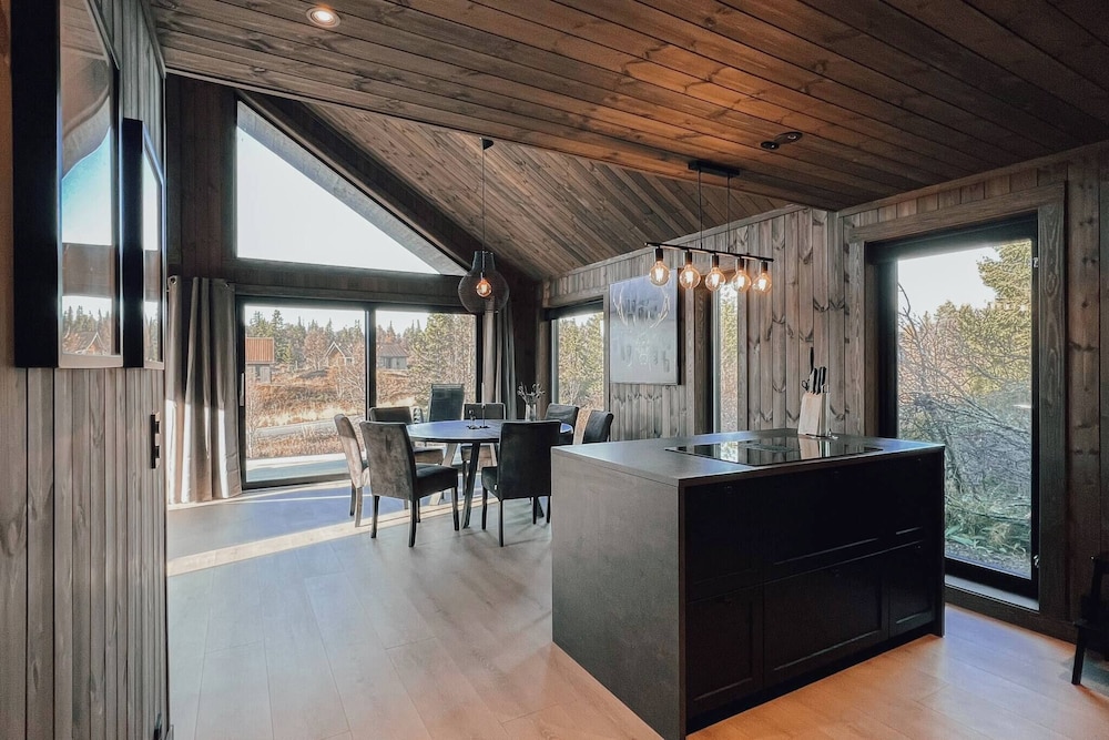 Modern Mountain Cabin - Outdoor Hot Tub - 8 Beds