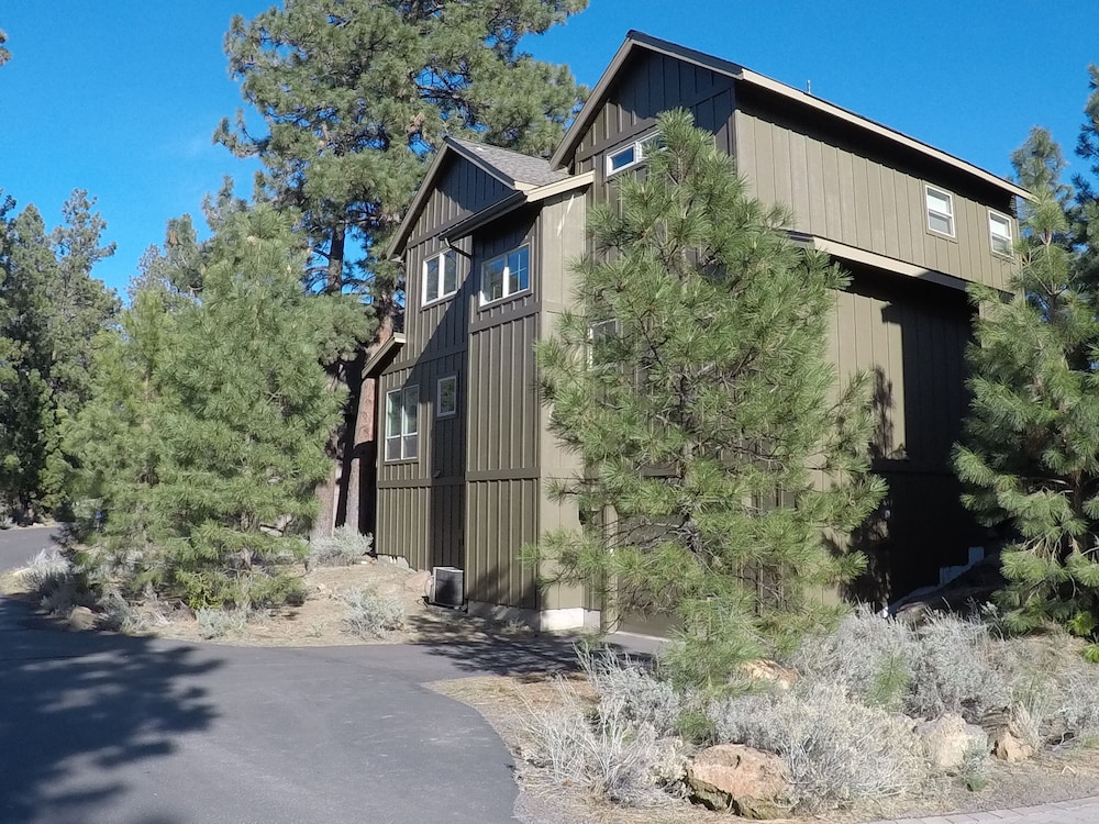 Big Pine Home with Hot Tub Close to Deschutes River Trail by RedAwning view 5