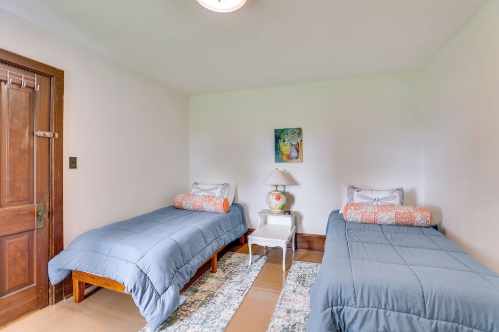 Group Getaway: Luxe Farmhouse in Mt Horeb!