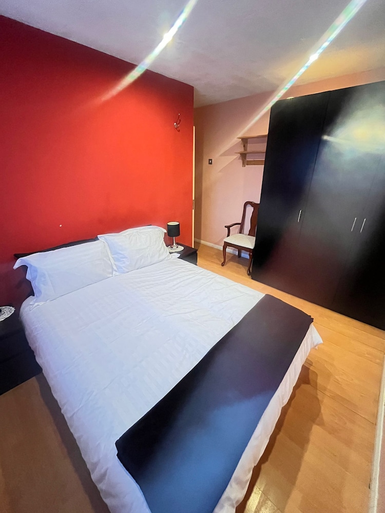 2 Bed-sleeps5-free Parking-10 min Walk Underground