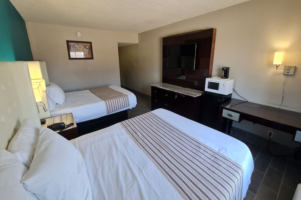 Bloomington Vacations - Bloomington Inn I-55 and I-74 - Property Image 12