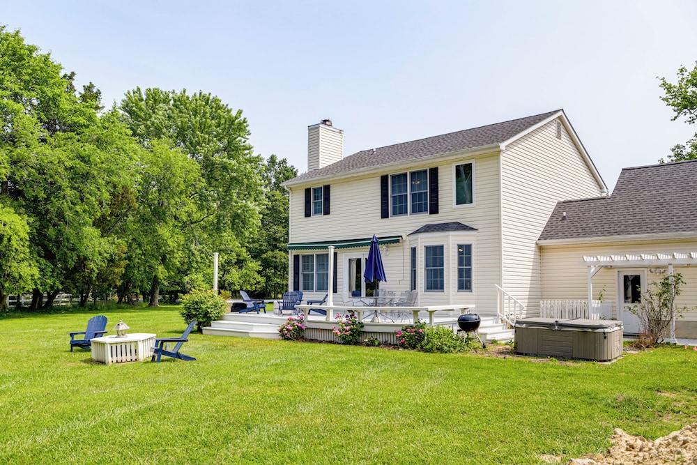 Waterfront Home w/ Hot Tub in Bozman Village!