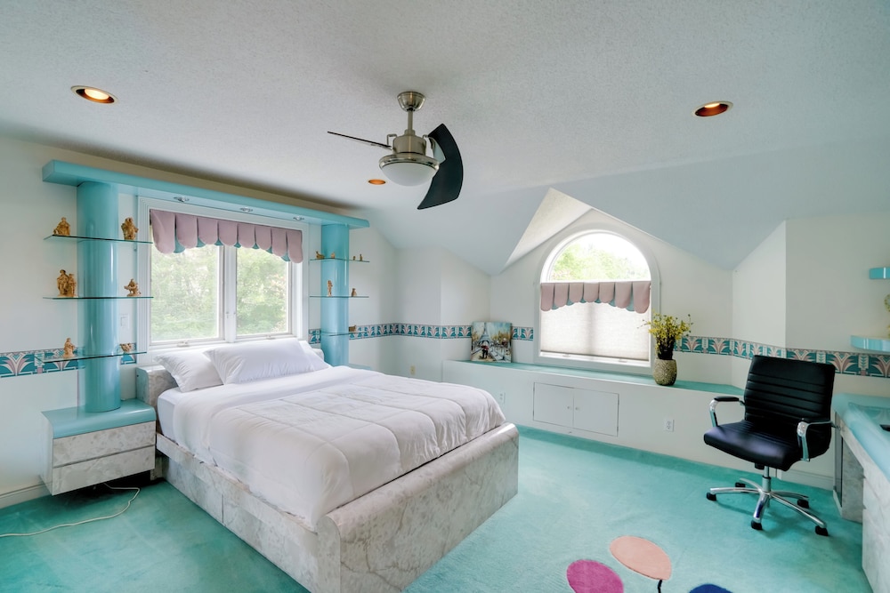 Luxury Mansion Rental w/ Rec Room in Niskayuna!