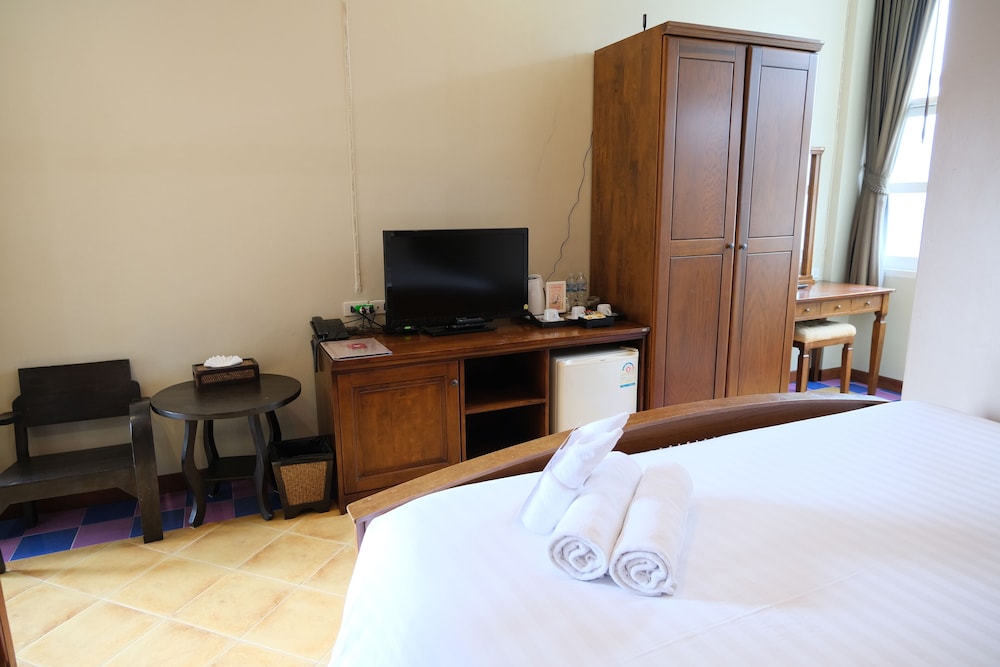Feung Nakorn Balcony Rooms and Cafe