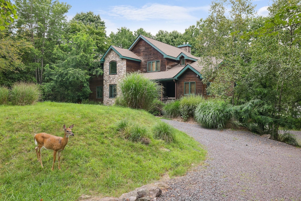 Elk Hollow by Avantstay Lakefront Chalet w Game Room Fire Pit