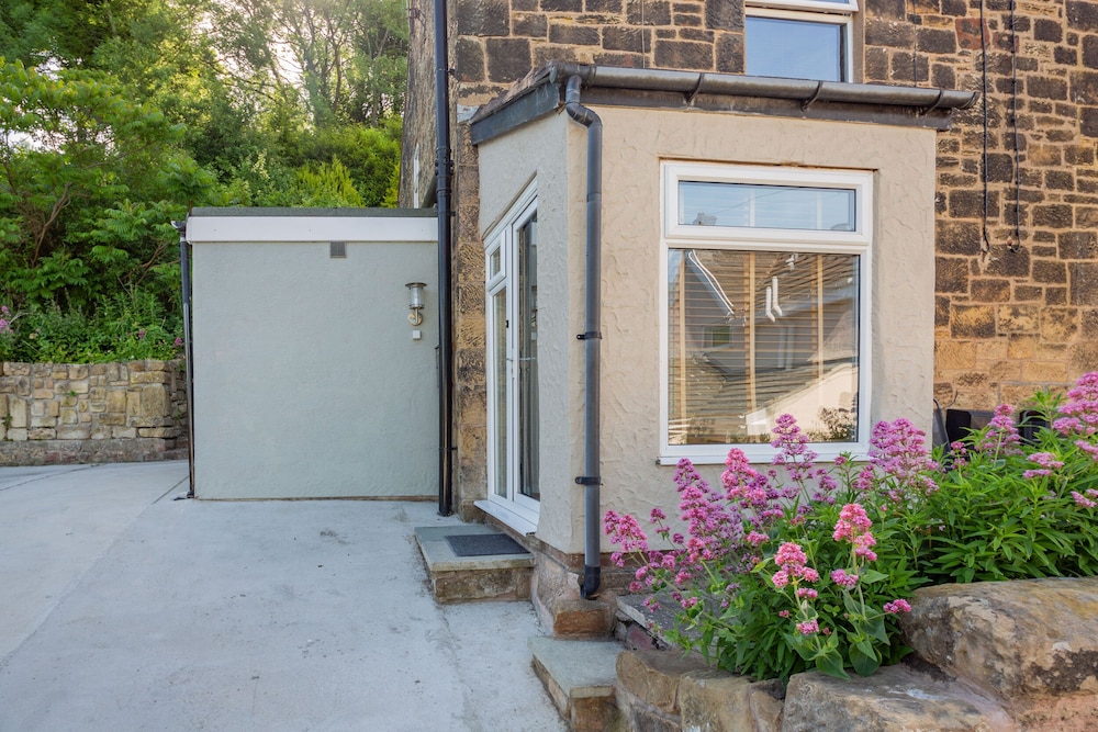 27 Green Road