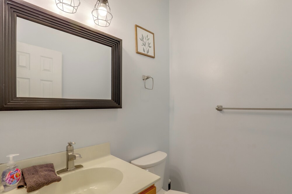 Family Home w/ Game Room, 3 Mi to Dtwn Asheville!