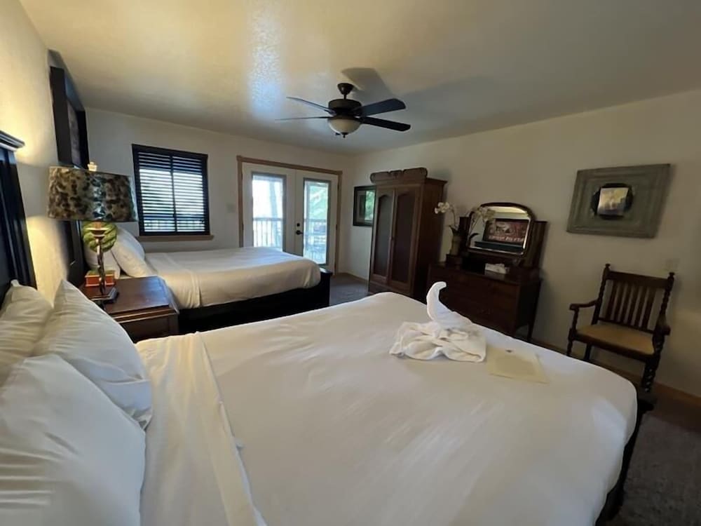 Luxury three bedroom, three bath cottage with hot overlooking Lake Ouachita. by RedAwning view 4