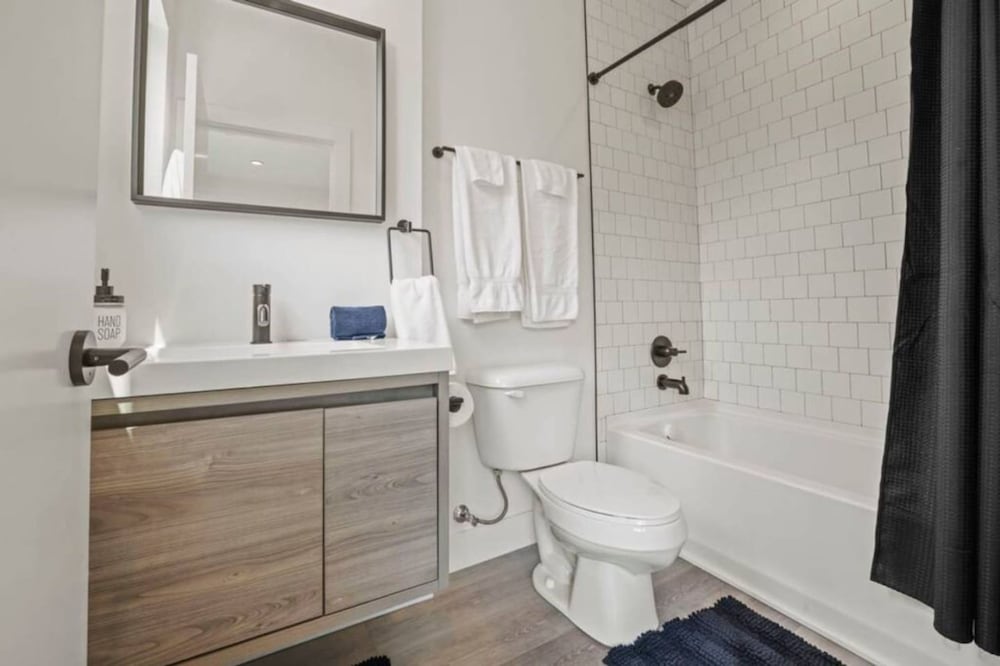 Work Of Art -3 Bedroom Elegant Townhome-columbus