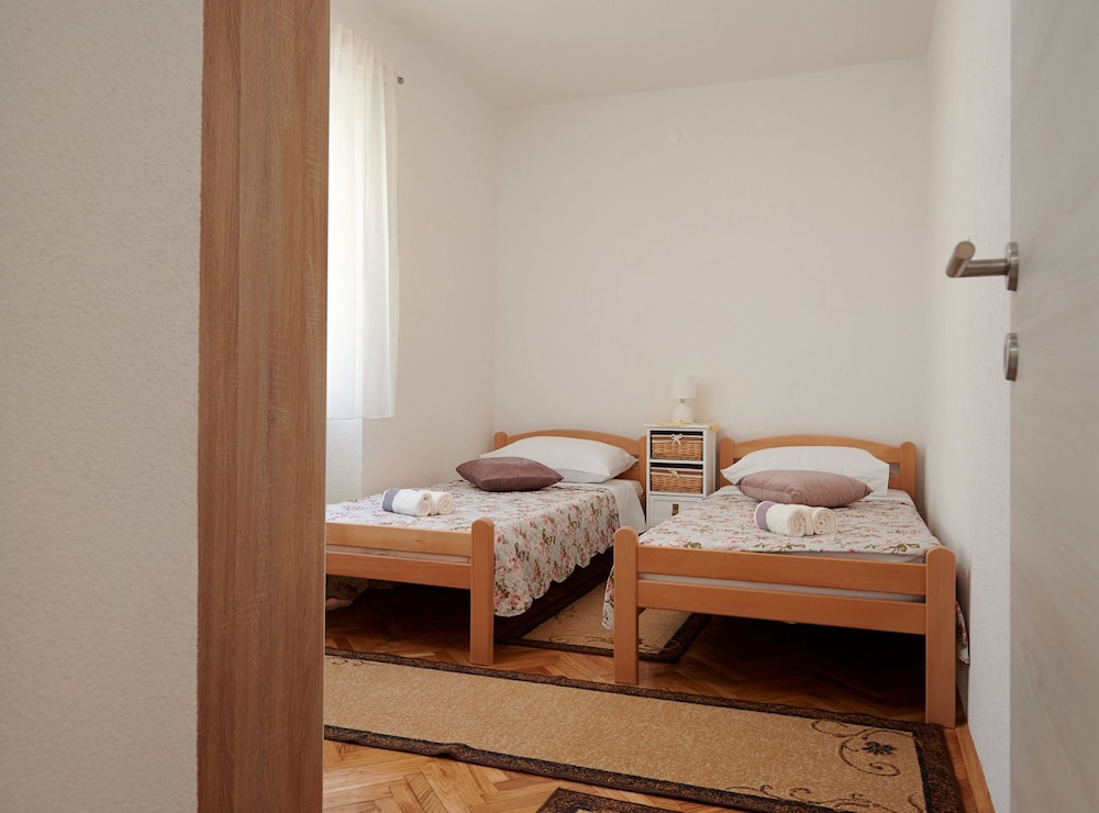 Cozy Downtown Trogir Apartment With Balcony
