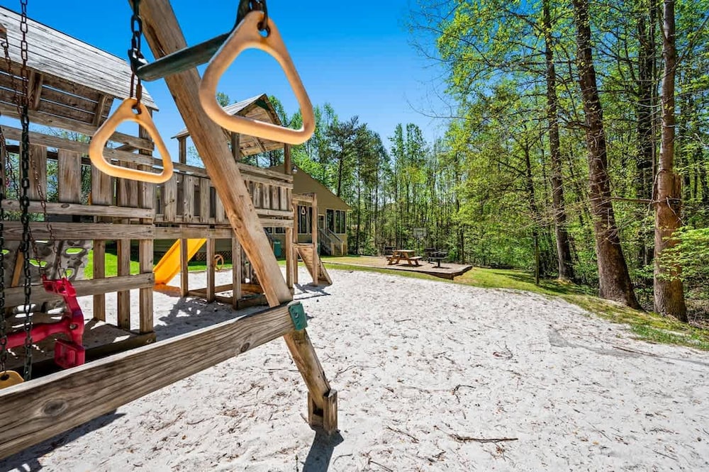 Hot Tub Heated Pool Mountain Views Sleeps 6