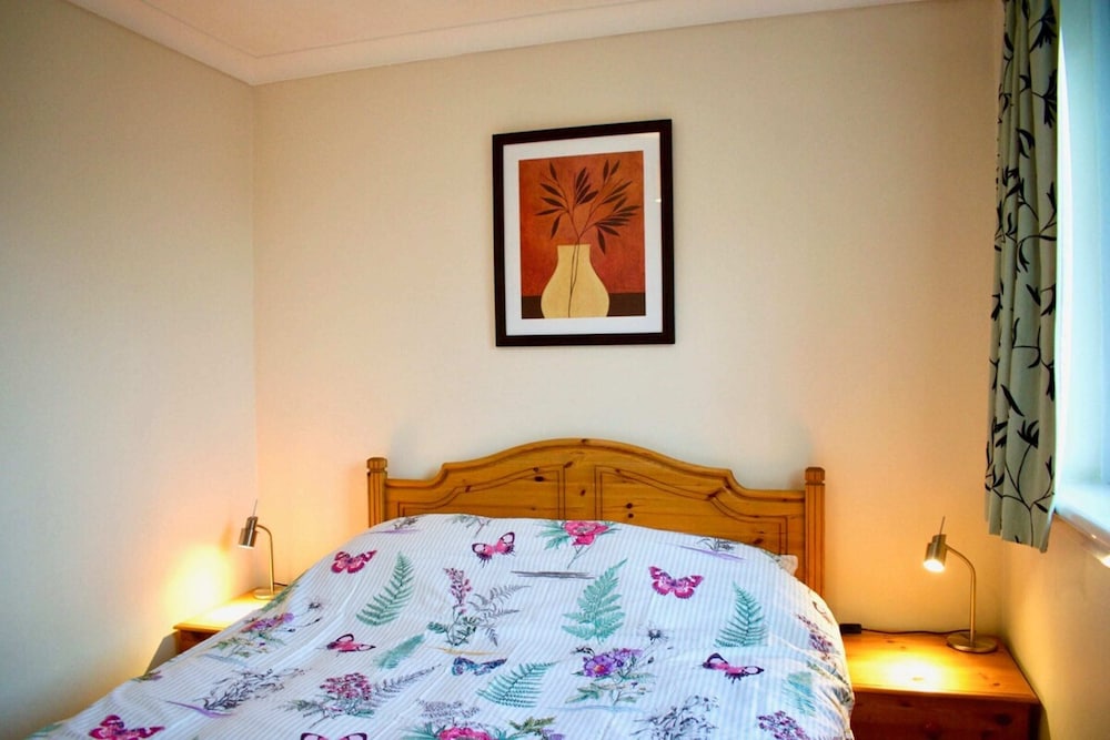 Welcoming and Homely 2 Bed in Central Location view 3