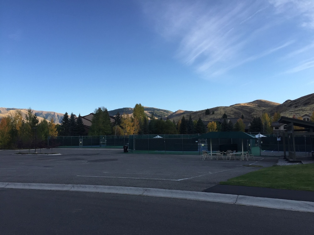 Elkhorn Village - Property Image 17