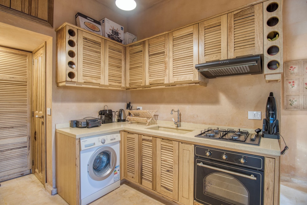 Red Oak House With Garden & Terrace in Assia, Batroun