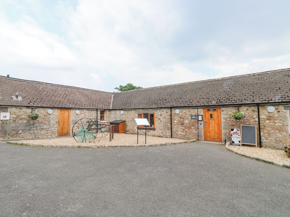 Harcombe House Bungalow 1