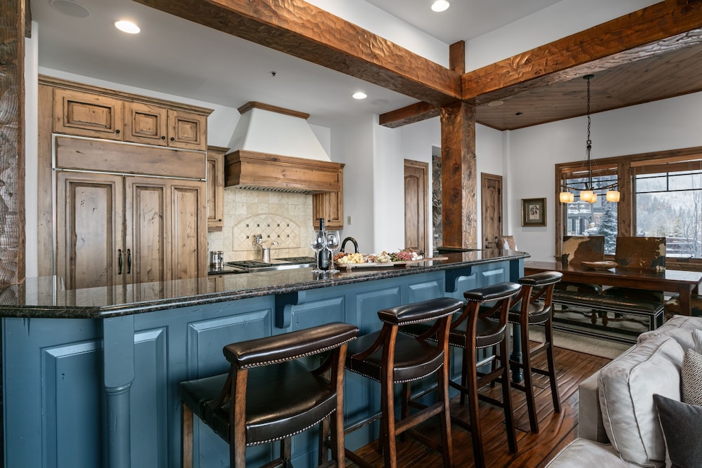 Grand Lodge - Three Bedroom #201 - Ski-in/ski-out 3 Condo