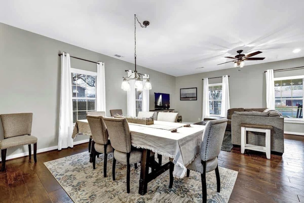 The Country Haus: Quaint Home 1 Mile From Downtown