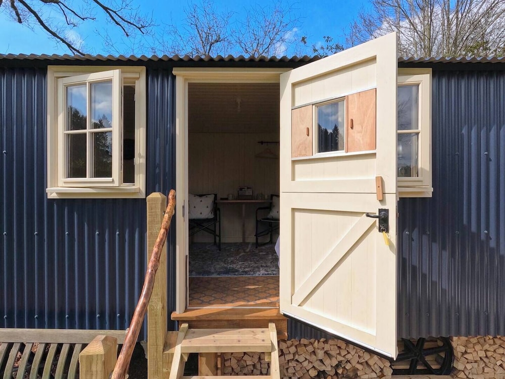Haslemere - Cabin - Sleeps 2 - Parking - Garden