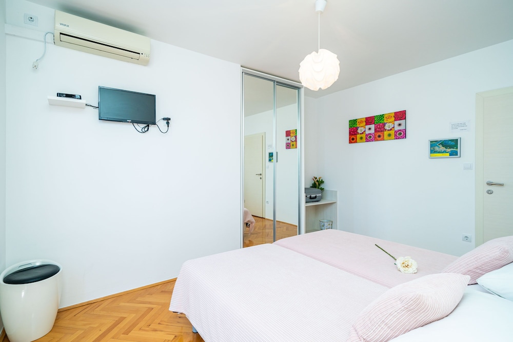 Jele Rooms