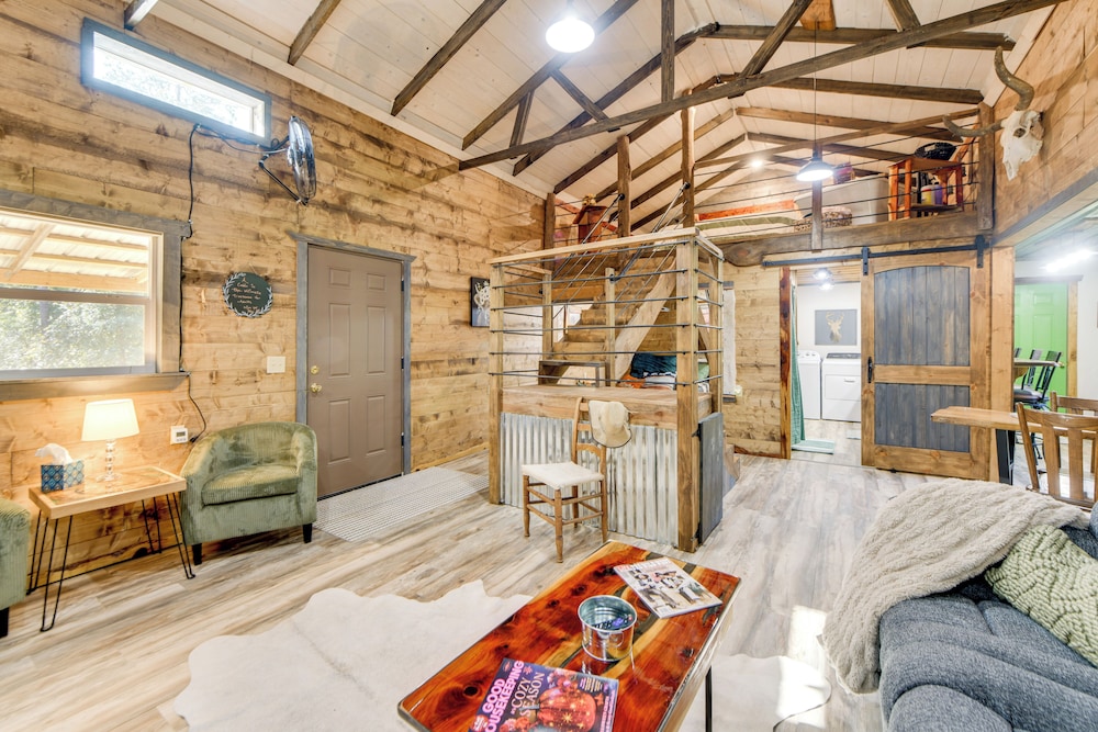 Lake Eufaula Access: Cozy Wood Cabin w/ Yard!