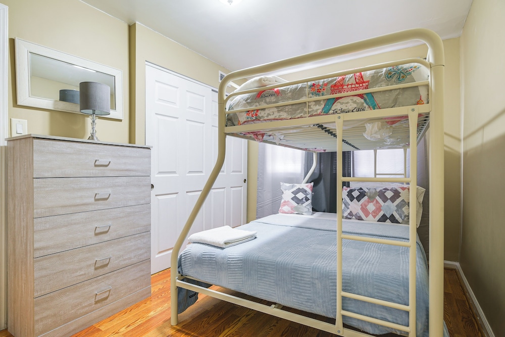 11 Mi to Downtown Baltimore: Middle River Townhome, photo 23