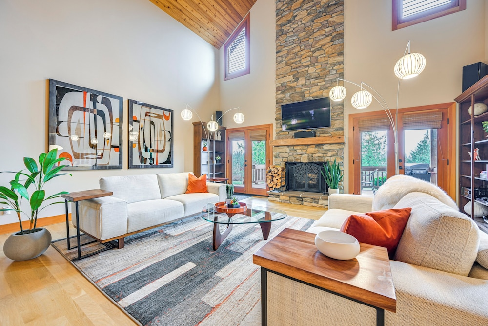 Gorgeous Home w/ Mt Rainier Views: 4 Mi to Poulsbo