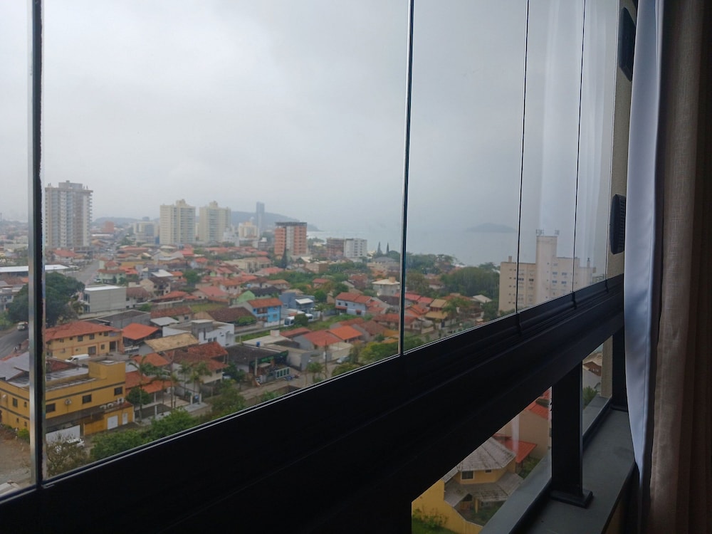Estadia completa com piscina a 400m da Praia da Armação \- SKL