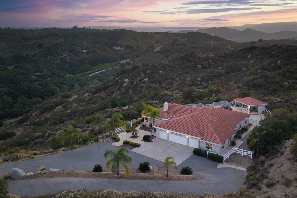 Pool, Views, Hot Tub, Fire Pit & Arcade Vista Clara by Avantstay
